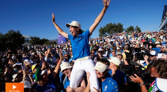 Carlota Ciganda a hombros del público tras ganar su punto en la Solheim Cup 2023 de Finca Cortesín